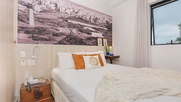 Escritorio, espacio para trabajar con laptop y wifi gratis