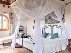 House | 6 bedrooms, individually furnished, iron/ironing board, bed sheets - Villa in Umbria With Private Saltwater Pool (Perugia)