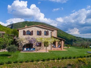 Pool - Villa in Umbria With Private Saltwater Pool (Perugia)