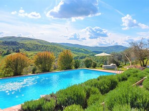 Pool - Villa in Umbria With Private Saltwater Pool (Perugia)