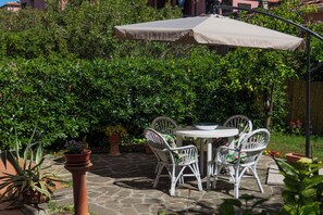 Outdoor dining - Unforgettable seaside getaway - 2 bedrooms, 2 baths, private garden & parking! (Marciana Marina)