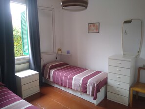 2 bedrooms, desk, iron/ironing board, WiFi