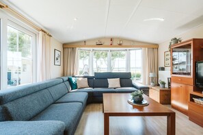 Chalet | Living area - Detached Chalet With a Panoramic View! (Goedereede)
