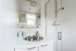Chalet | Bathroom - Detached Chalet With a Panoramic View! (Goedereede)