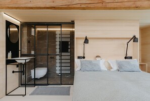 3 habitaciones, muebles diferentes y ropa de cama 