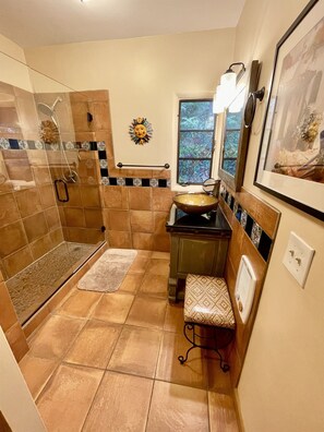 Dusj, miljøvennlige toalettsaker, hårføner og håndklær