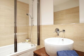Sèche-cheveux, bidet, serviettes fournies, savon