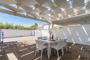 Outdoor dining - 3917 Villetta Giardino dei Pini by Barbarhouse (Alliste)