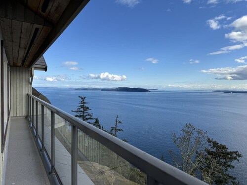 West Suite- Ocean Front Suite over looking Salish Sea and occasional Orca Whales