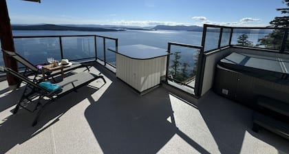 West Suite- Ocean Front Suite with private Hot tub