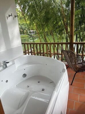 Baignoire à remous extérieure