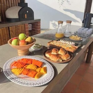 Outdoor dining - CASA EVE HOTEL executive suite w/ jacuzzi (La Chapa)