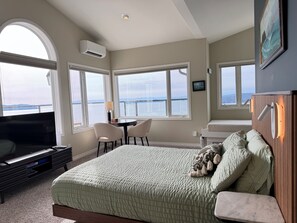 1 bedroom, free WiFi - East Suite- Ocean Front Suite over looking Salish Sea (Pender Island)