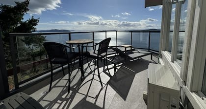 East Suite- Ocean Front Suite with private Hot tub