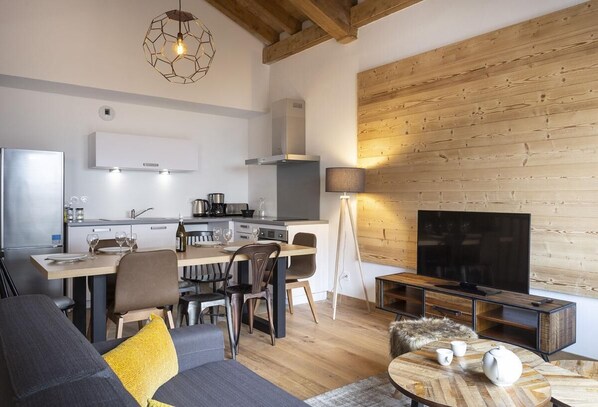 Un espacio moderno para vivir con cocina, comedor y zona de estar.