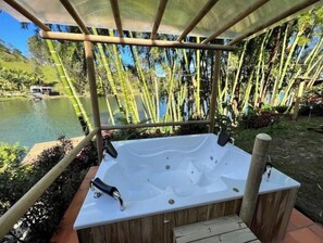 Bain à remous extérieur