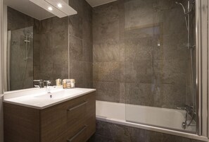 Bathroom - Wifi, view mountain, balcony, parking, tv, ski locker, 98m², La Plagne (La Plagne)