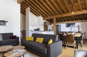 Living area - Wifi, 100m from ski slopes, view mountain, balcony, parking, tv, ski locker, 125m², La Plagne (La Plagne)