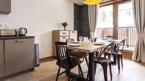A modern kitchen with a dining area. - Wifi, view mountain, balcony, parking, tv, ski locker, 125m², La Plagne (La Plagne)
