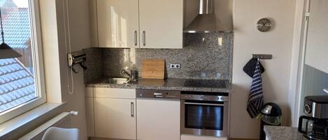 Maison | Cuisine privée | Un four, bouilloire électrique, grille-pain, chaise haute