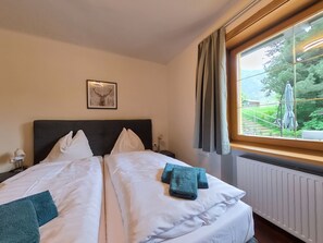 3 室のベッドルーム、旅行用ベビーベッド、WiFi (無料)、ベッドシーツ