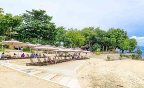 Praia particular, areia branca, barracas de praia (sobretaxa) 