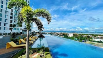 Kolam renang outdoor, dengan cabana gratis dan payung kolam renang