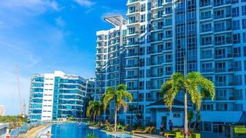 Una piscina al aire libre, camas de piscina gratis, sombrillas