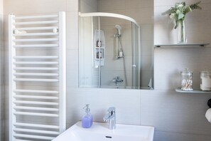 Apartment, 1 Bedroom, Garden View | Bathroom