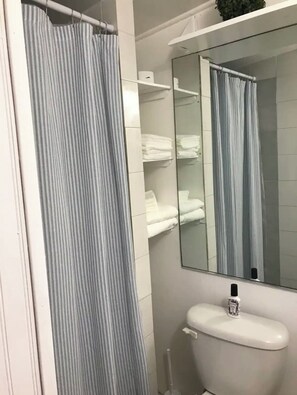 Douche, sĂšche-cheveux, serviettes fournies, savon