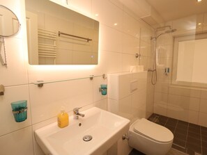 Apartment | Bathroom | Towels - Stylish Apartment With Terrace (Essen)