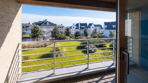A balcony with a view of a residential area, featuring houses and greenery. - Apartment Overlooking the Green Surroundings (Middelkerke)