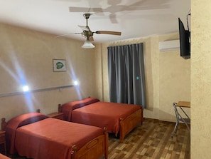 经典三人房 | 免费 WiFi、床单