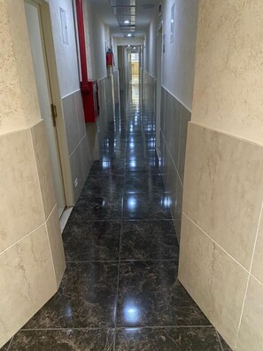 24-英寸电视(配备有线频道)