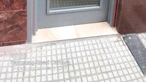 Une entrée d'immeuble avec une enseigne indiquant « CENTRO 1555 » et un numéro de porte « 1555 ».