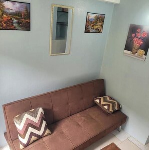 TV - Petite Studio de Emit (Gros Islet)