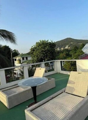 Outdoor dining - Emit Treasure Stay! (Gros Islet)