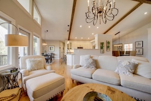 Living area - Sky Valley Home Minutes From Golf Course w/ Post Card Perfect Views (Sky Valley)