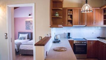 Refrigerador, horno, parrilla de estufa y cafetera y tetera