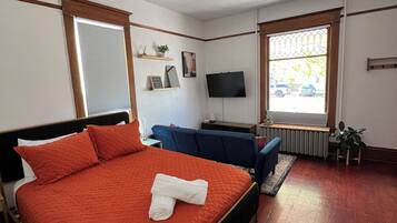 1 habitación, tabla de planchar con plancha, wifi y ropa de cama