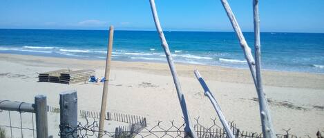 Plage, chaises longues, serviettes de plage