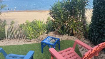 Am Strand, LiegestĂŒhle, StrandtĂŒcher