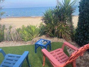 On the beach, sun loungers, beach towels - Atypical, set on the beach with direct access, swimming pool, barbecue, pets allowed (Marseillan)
