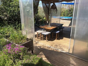 Outdoor dining - Atypical, set on the beach with direct access, swimming pool, barbecue, pets allowed (Marseillan)