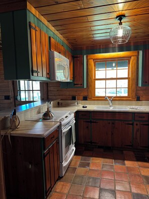 Kylskåp, mikrovågsugn, ugn och spishäll