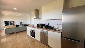 Een koelkast, een microgolfoven, een oven, een kookplaat