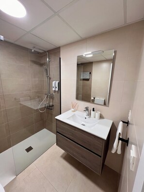 Een douche, een haardroger, handdoeken, zeep