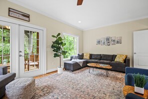 Smart-TV, Kamin, Tischtennisplatte, Stereoanlage