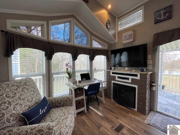 Smart TV, fireplace, books, printers - Direct waterfront property!! Book your Summer Vacation NOW! (Cadiz)