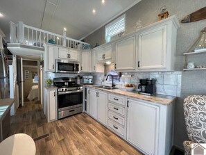 Fridge, microwave, oven, stovetop - Direct waterfront property!! Book your Summer Vacation NOW! (Cadiz)